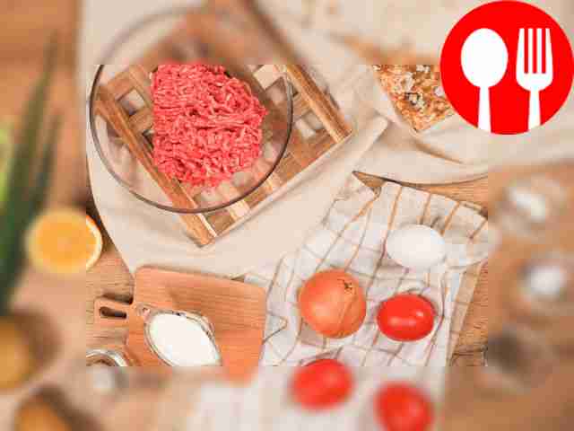 Очистите лук и чеснок и измельчите их в...