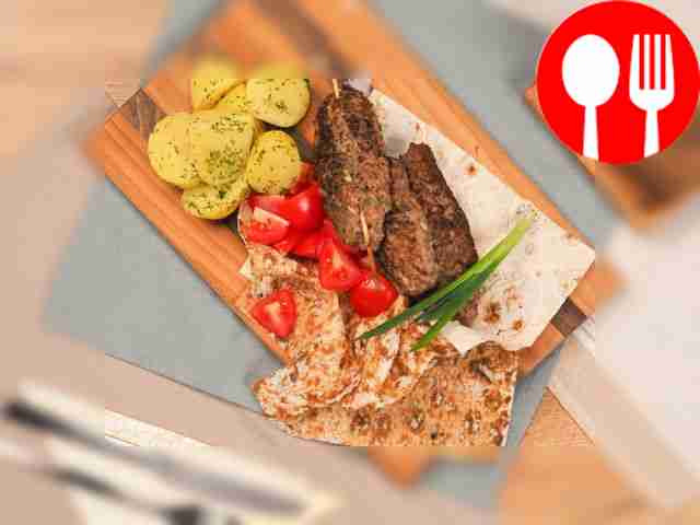 Подавайте люля-кебаб, приготовленный в...