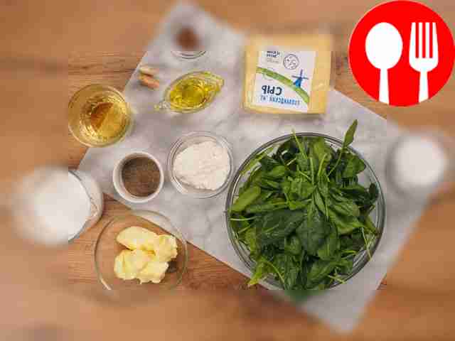 Промойте шпинат под струёй холодной воды и...