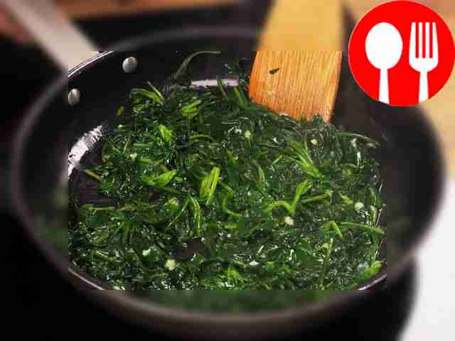 Подготовьте шпинат. Залейте его кипящей водой...