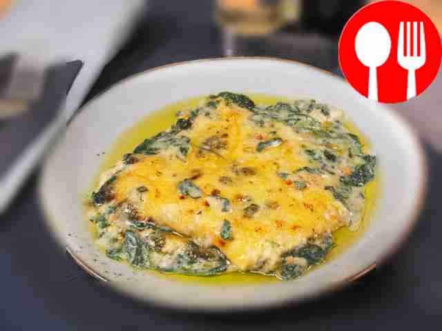 Подавайте запеканку со шпинатом и сыром...