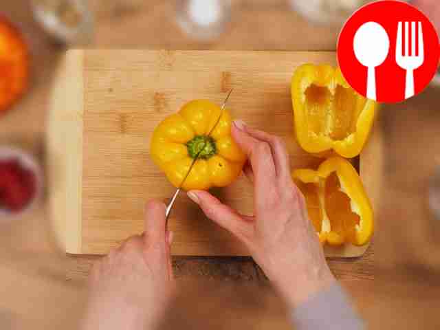 Хорошо промойте мясо и пропустите его через...