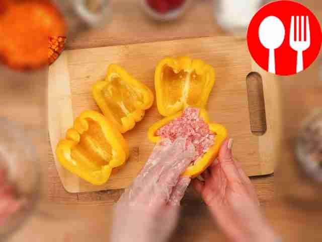 Приготовьте начинку и нафаршируйте болгарские...