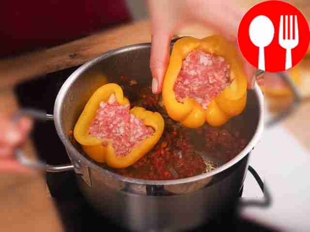 Приготовьте оставшиеся ингредиенты и потушите...