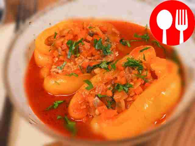 Подавайте фаршированные перцы вместе с...