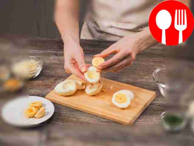 Приготовьте яйца: разрежьте каждое яйцо...