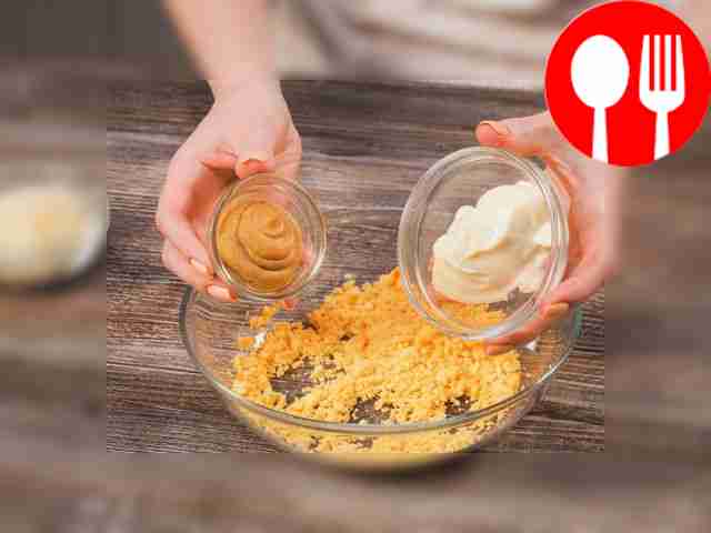 Приготовьте начинку: растолчите желтки,...