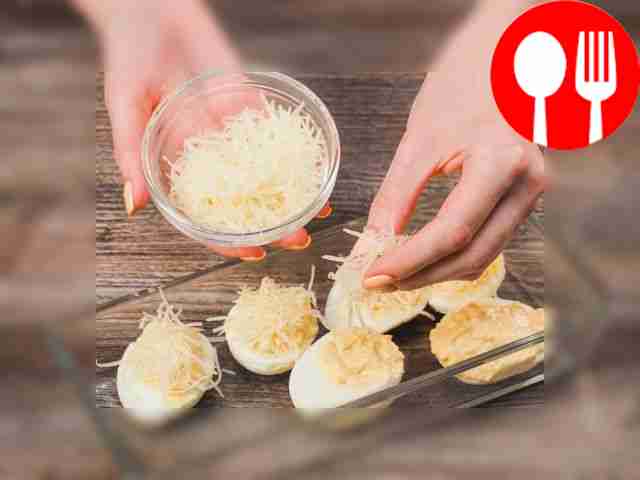 Наполните яйца начинкой и запеките их....