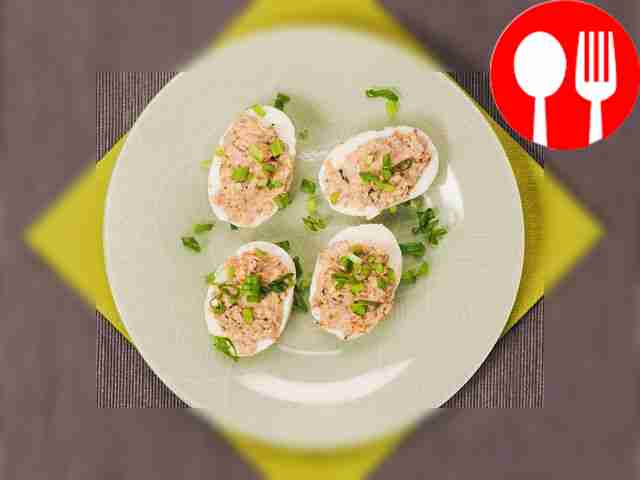 Яйца, фаршированные шпротами