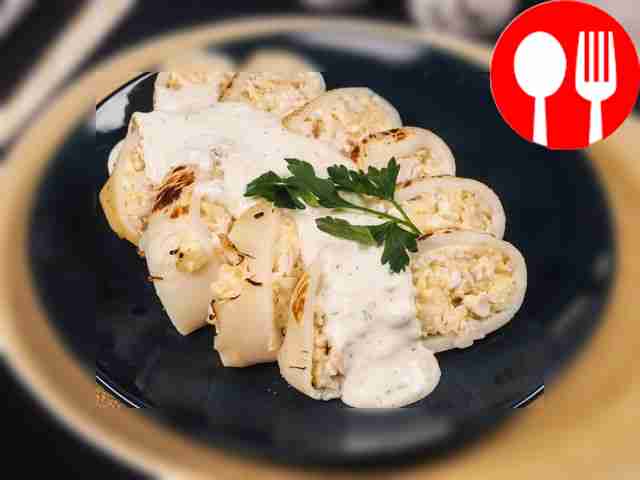 Кальмары, фаршированные рисом и яйцом