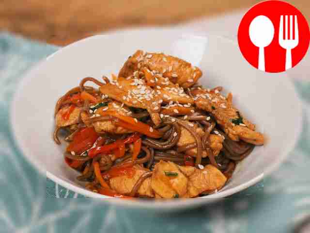 Вок с гречневой лапшой и курицей