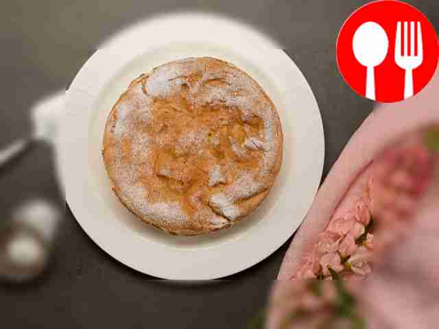 Аккуратно придавите торт руками, чтобы крем...