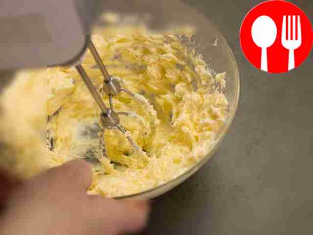 Мягкое сливочное масло взбейте до пышности...