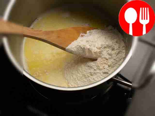 Смешайте воду, молоко и сливочное масло в...