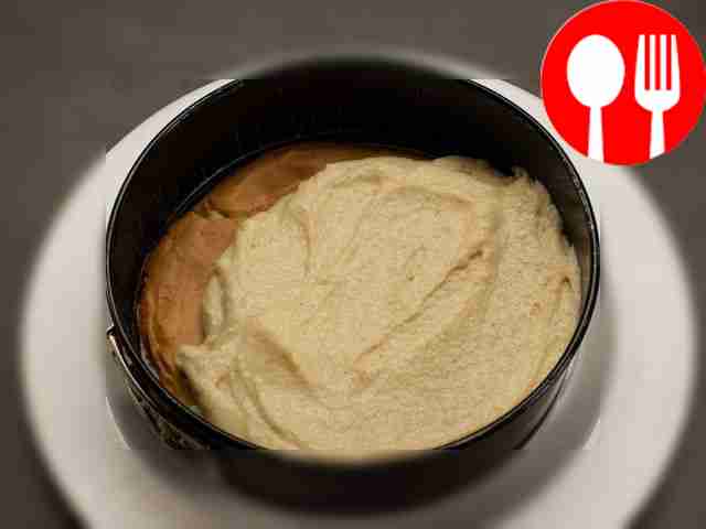 В разъемную форму диаметром 22 см выложите...