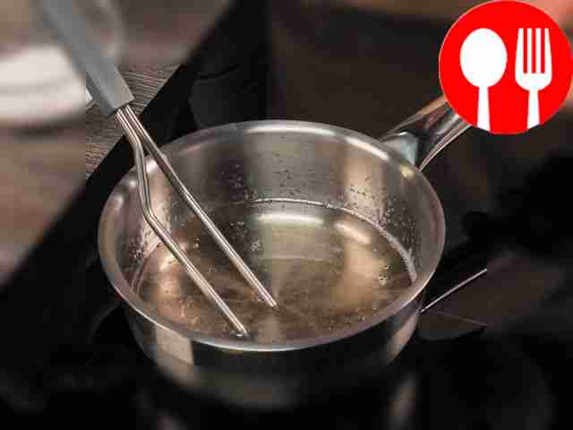 Сварите сахарный сироп: нагрейте воду с...