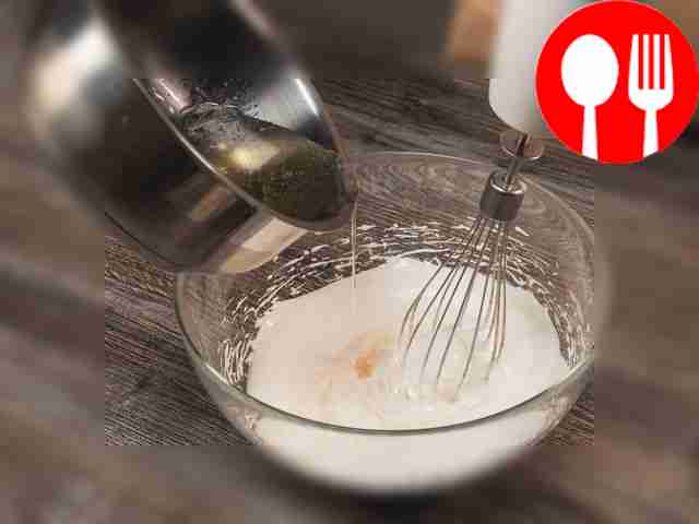 Взбейте белки в пену на средней скорости...