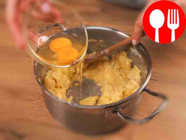 Приготовьте тесто. В сотейнике соедините воду...