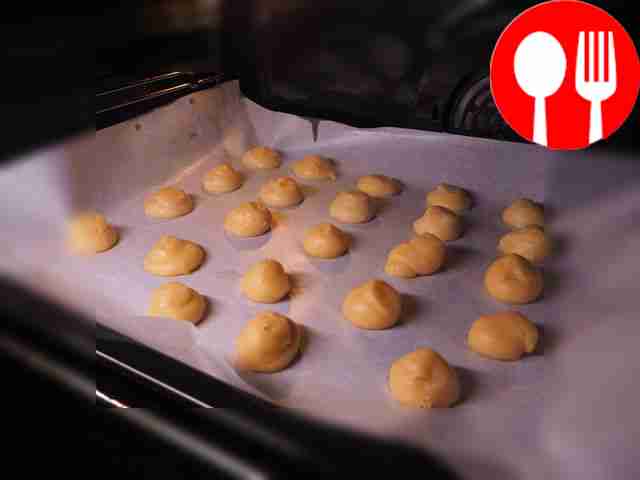 Сформируйте профитроли. Переложите тесто в...