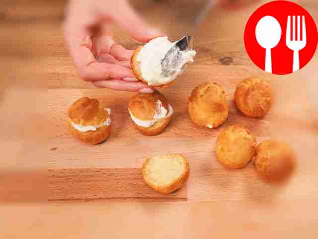 Пока профитроли запекаются, приготовьте крем....