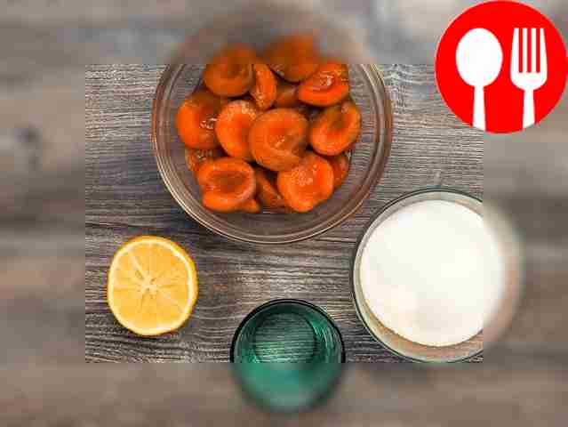 Помойте абрикосы и лимон, хорошо их обсушите....