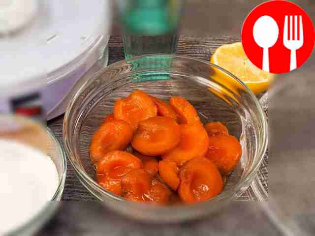 Подготовьте абрикосы: разрежьте каждый плод на...