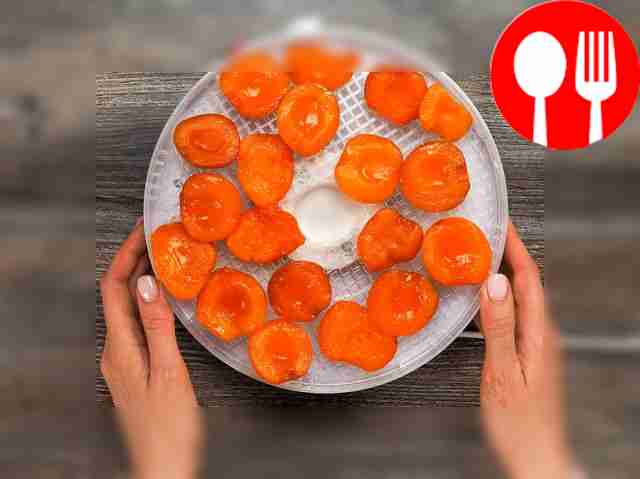 Подготовьте абрикосы к сушке. Разложите...