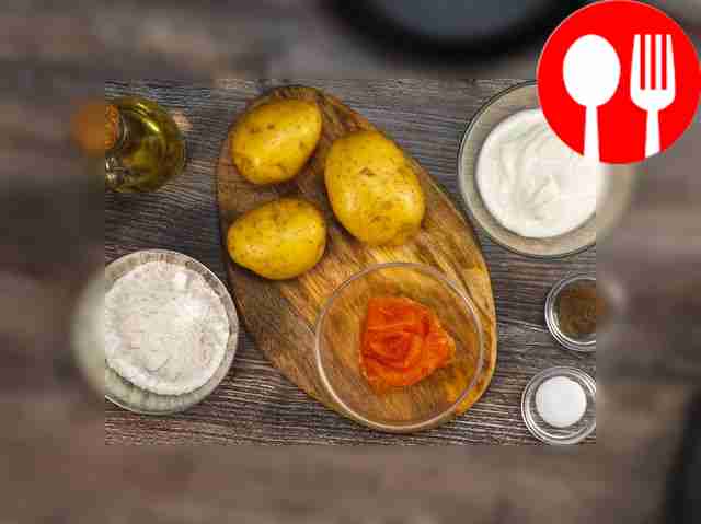 Подготовьте ингредиенты и очистите картофель....