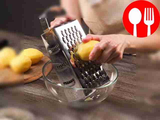 Натрите очищенный картофель на тёрке и...