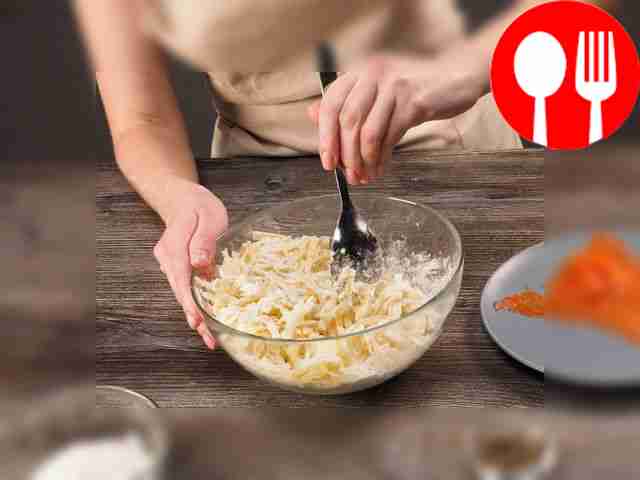 В картофельную массу всыпьте муку, добавьте...