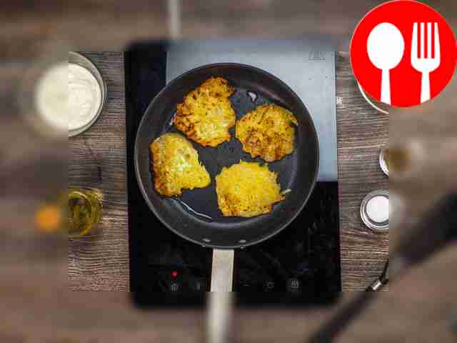 Горячие драники переложите на блюдо и подайте...