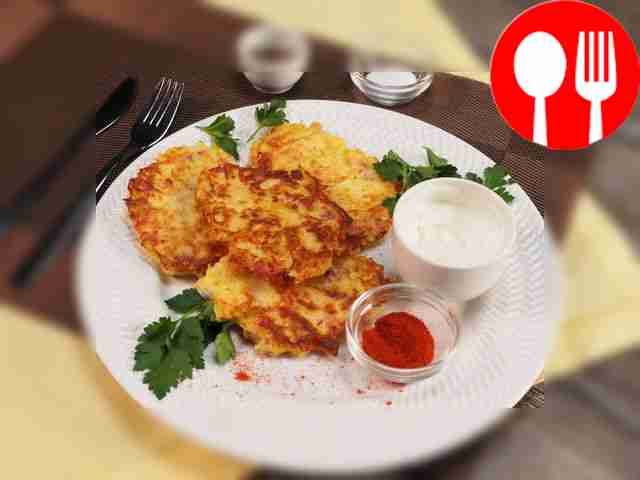 Драники с сервелатом и репчатым луком, украшенные паприкой