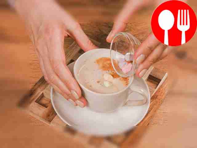 Приготовьте напиток. В чашке соедините...