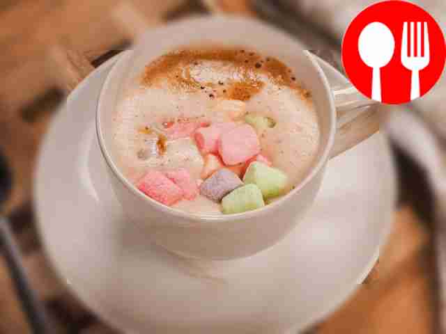 Перед подачей кофе с маршмеллоу посыпьте его...