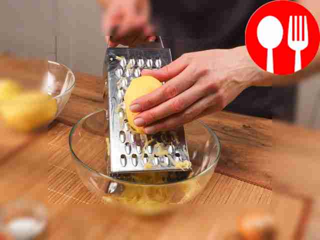 Натрите очищенный картофель на крупной тёрке,...