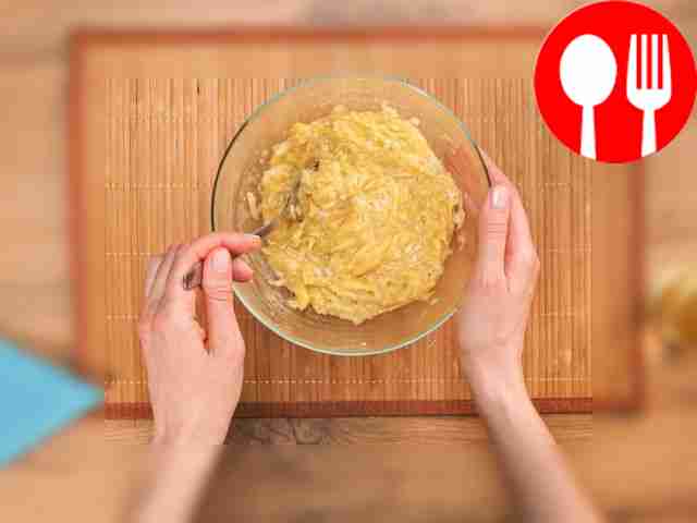 Мелко измельчите лук. Соедините его с тертым...