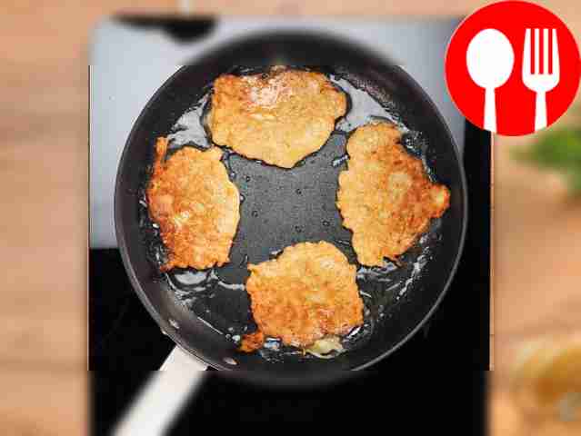 Переложите готовые драники на сервировочное...