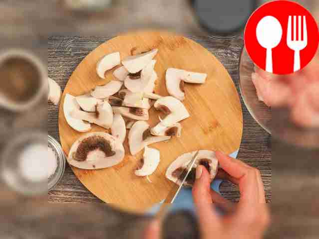 Промойте индейку, обсушите её и нарежьте...