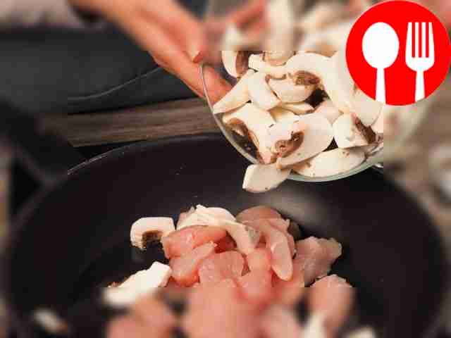 Обжарьте индейку. На сковороде с добавлением...