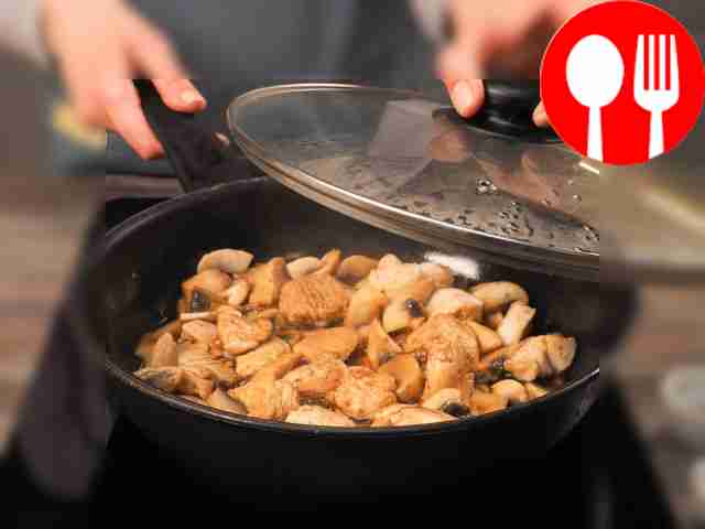 Поставьте мясо на огонь и потушите его. В...