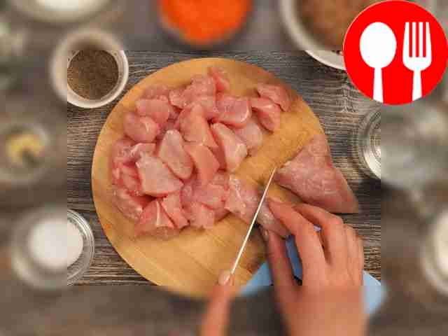 Промойте мясо, удалите кости и нарежьте на...