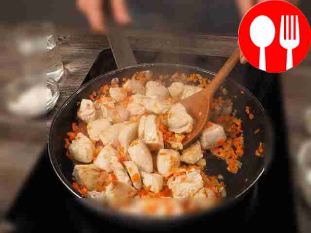 Обжарьте мясо на сковороде в масле до...