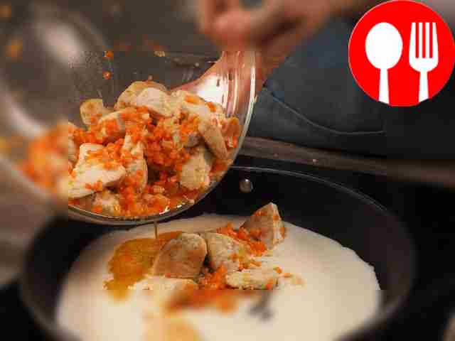 Приготовьте соус. На той же сковороде обжарьте...