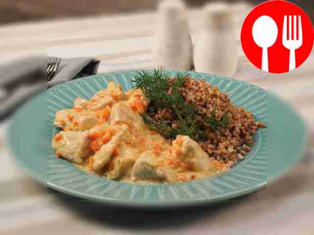 Подавайте индейку в сметанном соусе вместе с...