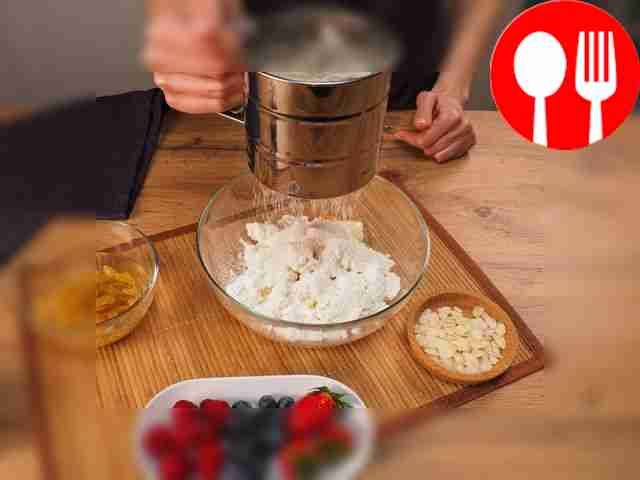 Сделайте «тесто» для сырников. В глубокой...