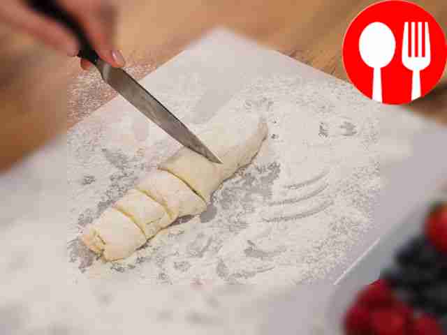 Присыпьте рабочую поверхность мукой и выложите...