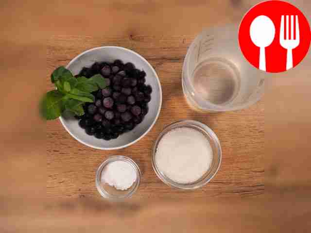 Промойте черную смородину, затем доведите воду...