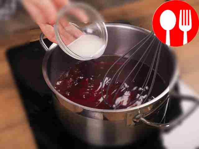 Приготовьте кисель. В холодную воду положите...