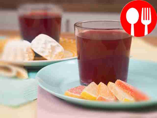 Разлейте готовый кисель по красивым чашкам и...