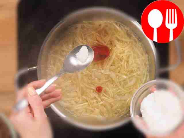 Добавьте к капусте специи. В кастрюлю вместе с...